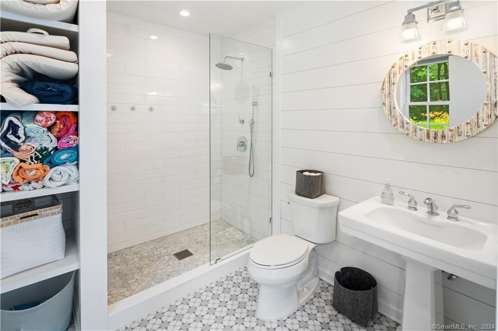 782 Smith Ridge Road New Canaan, CT 06840 - Photo 24 of 28 a bathroom with a toilet sink and shower