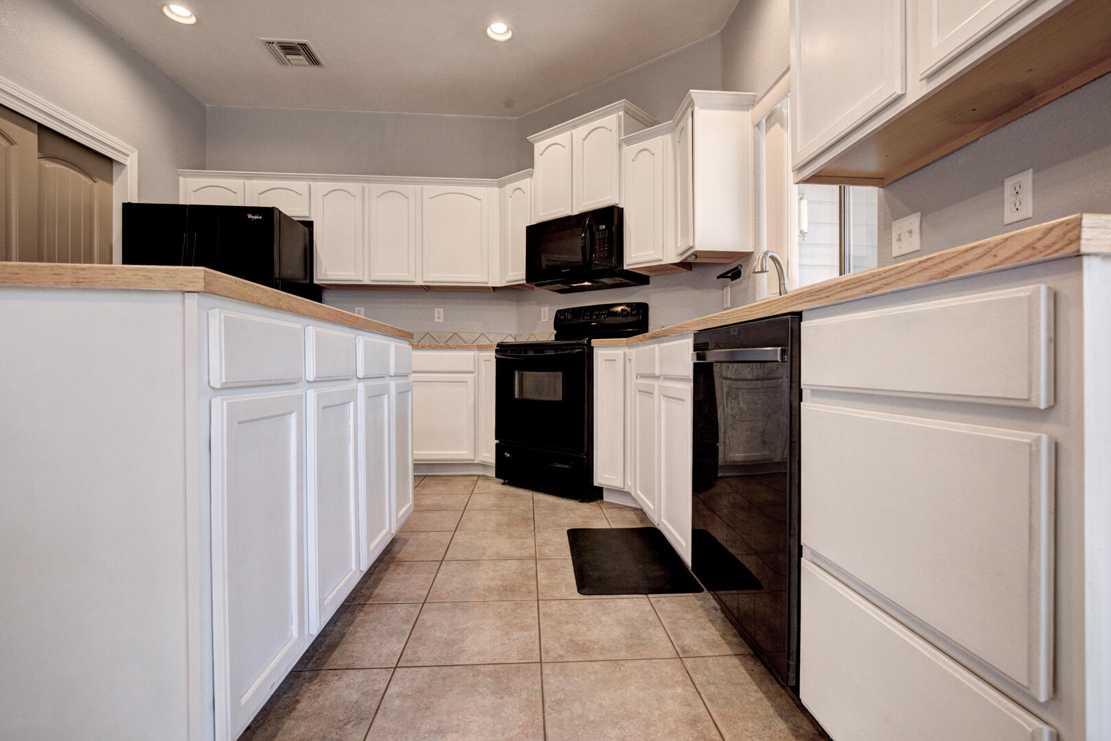 334 East Cedar Mill Road Star Valley, AZ 85541 - Photo 9 of 32 a kitchen with stainless steel appliances a refrigerator and a stove top oven