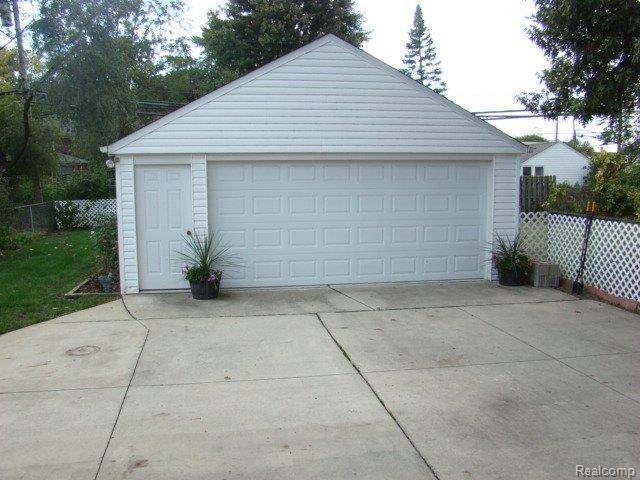 1841 Roslyn Road Grosse Pointe, MI 48236 - Photo 18 of 20 2 car det gar.JPG
