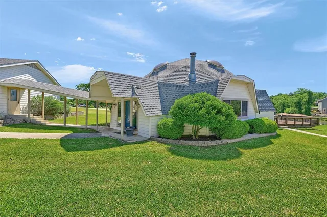 $699,995 | 114 Seminole Drive, Lake Kiowa, TX 76240