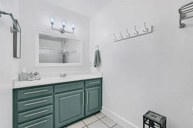 $699,995 | 114 Seminole Drive, Lake Kiowa, TX 76240