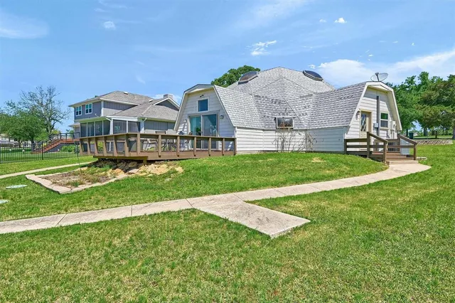 $699,995 | 114 Seminole Drive, Lake Kiowa, TX 76240