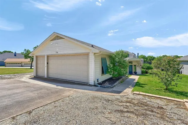 $699,995 | 114 Seminole Drive, Lake Kiowa, TX 76240