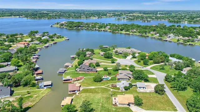 $699,995 | 114 Seminole Drive, Lake Kiowa, TX 76240