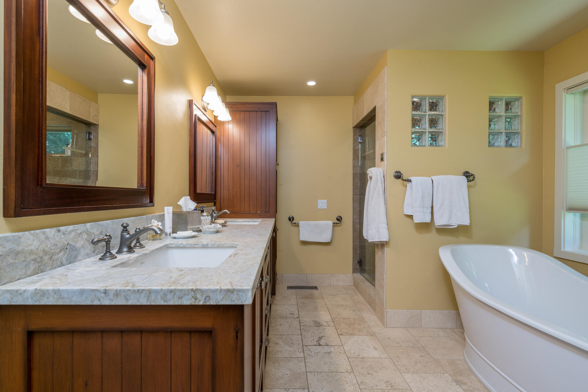 102 Willow Road Blaine County, ID 83333 - Photo 20 of 38 Large bathroom with soaker tub