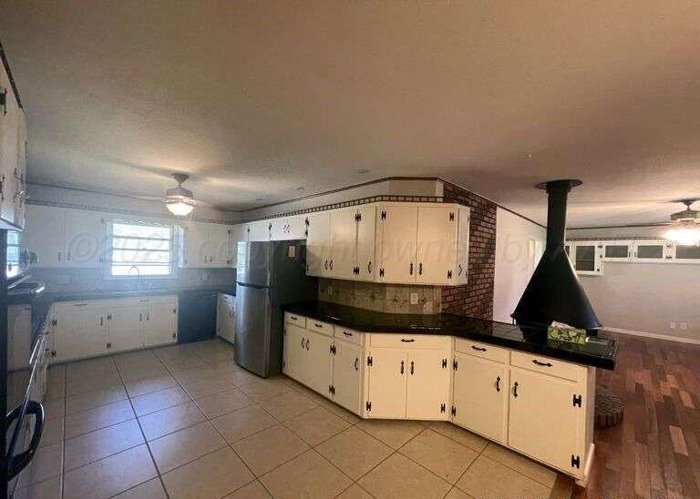 1401 Maple Avenue Panhandle, TX 79068 - Photo 27 of 42 a view of kitchen with microwave and cabinets