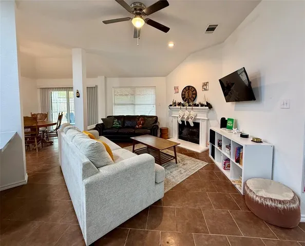 $2,100 | 2922 Custer Drive, Corinth, TX 76210