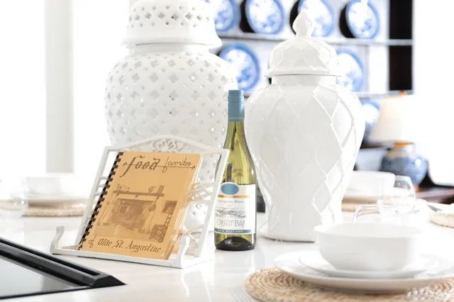 a view of entryway with balcony