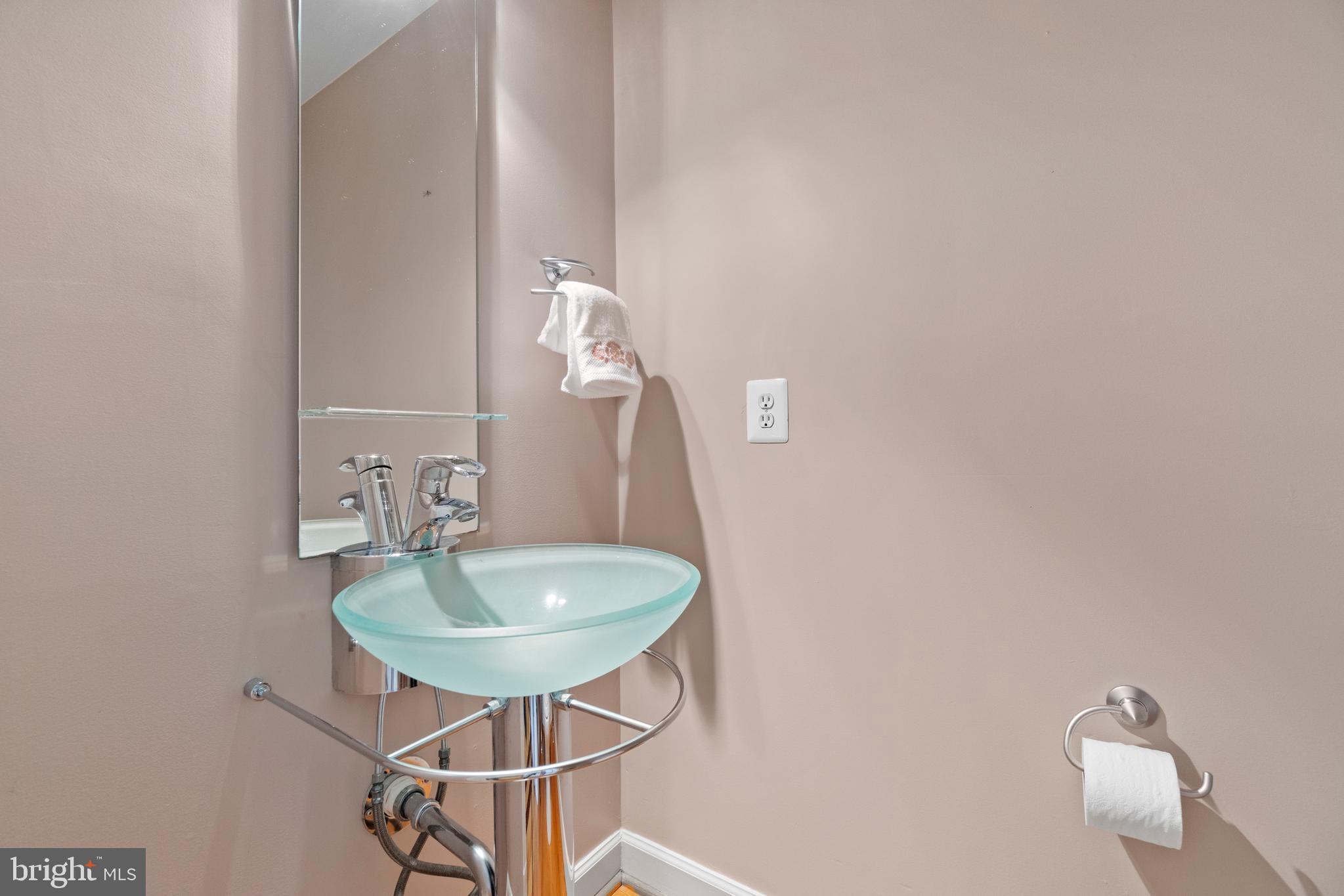 1348 Windy Hill Road McLean, VA 22102 - Photo 20 of 66 Powder Room