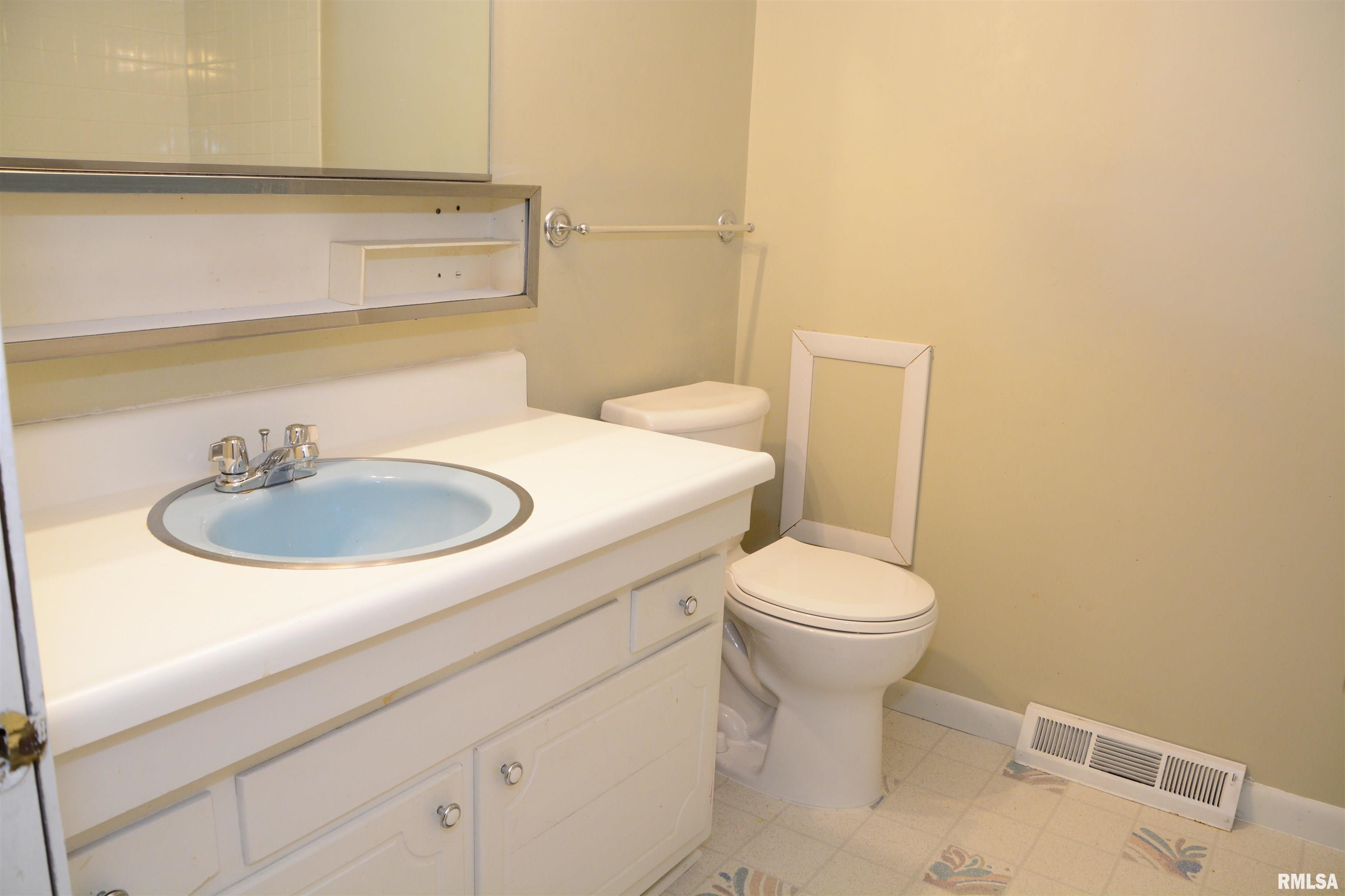 807 Meadow Drive Macomb, IL 61455 - Photo 16 of 24
