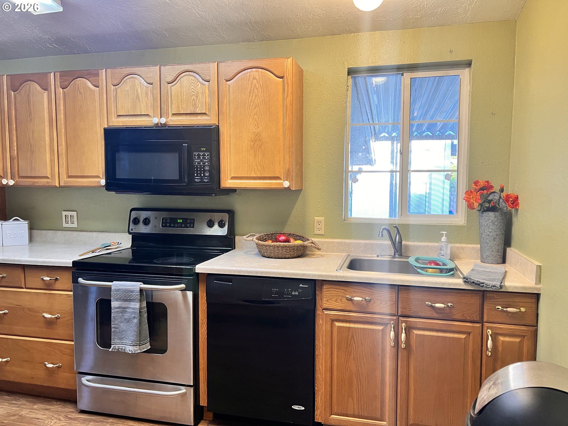 538 Lochaven Avenue Springfield, OR 97477 - Photo 12 of 35 Kitchen