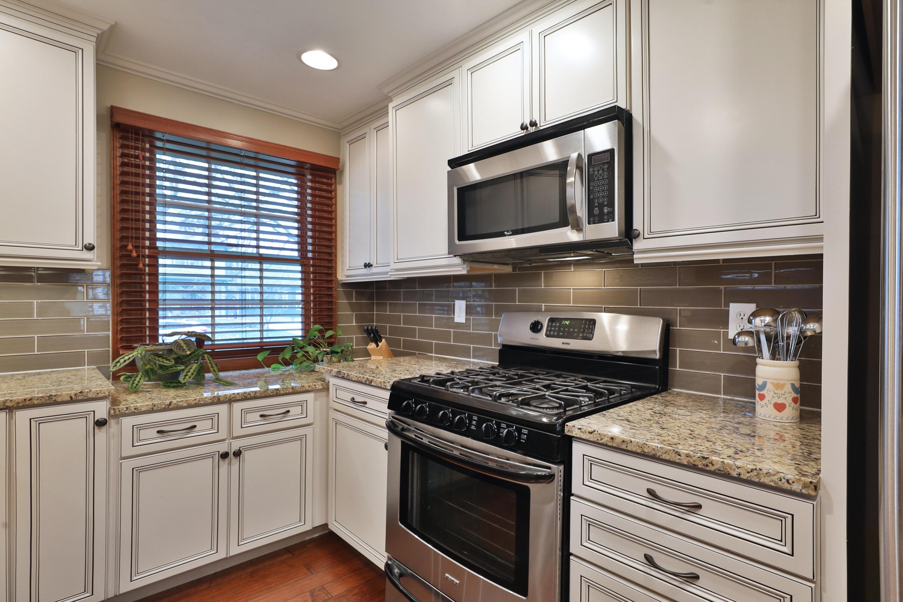 390 East Beaumont Road Columbus, OH 43214 - Photo 16 of 52 Eat-in kitchen