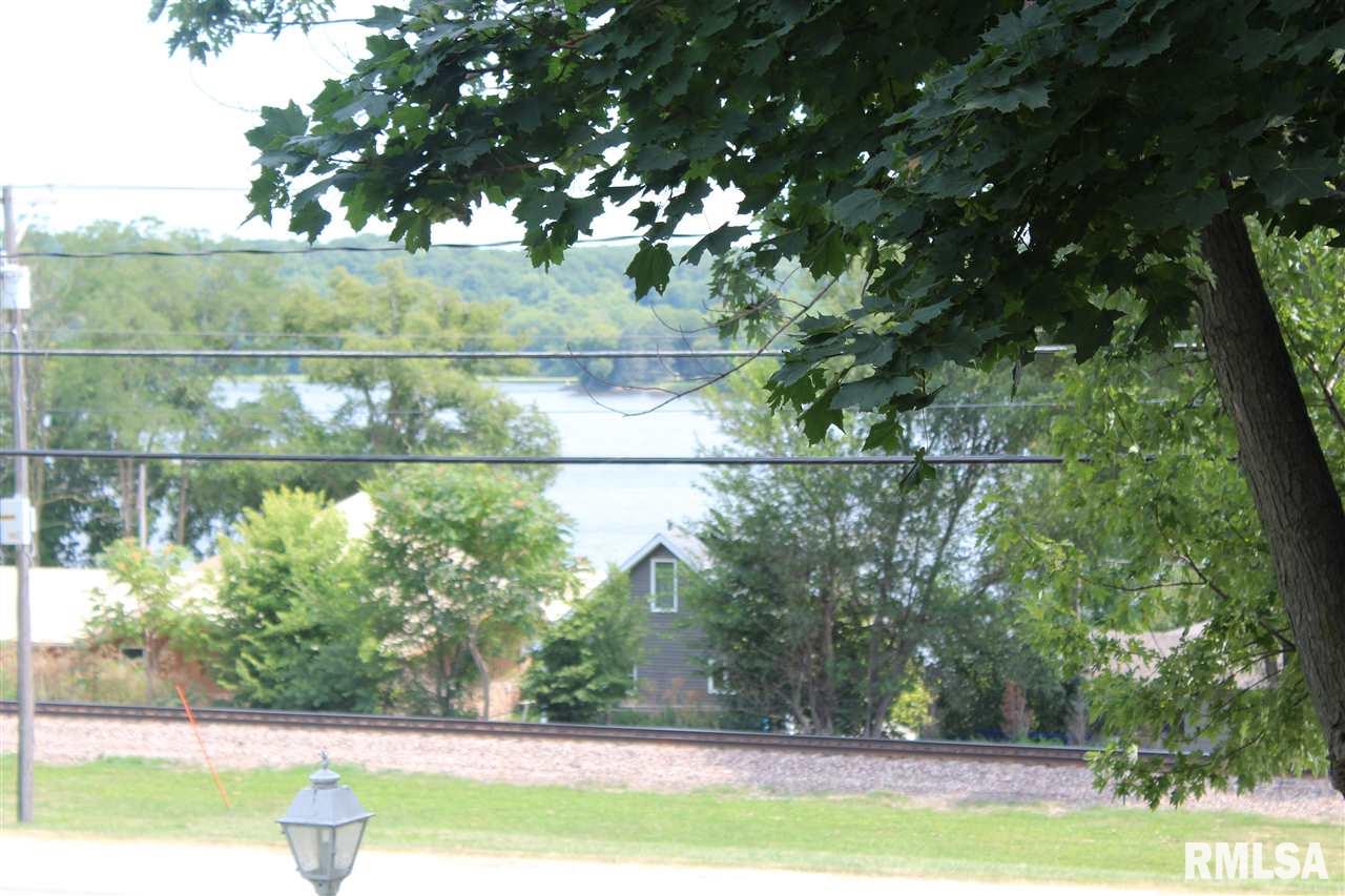 734 South Cody Road Le Claire, IA 52753 - Photo 4 of 19 Gallery Image 4