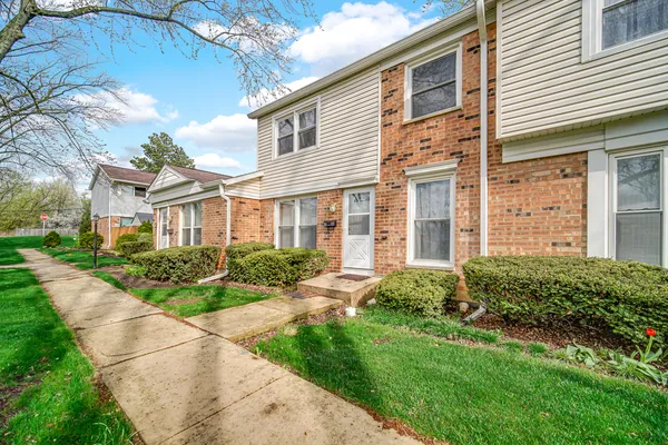 $249,000 | 2022 Duxbury Court, Unit 2022, Streamwood, IL 60107