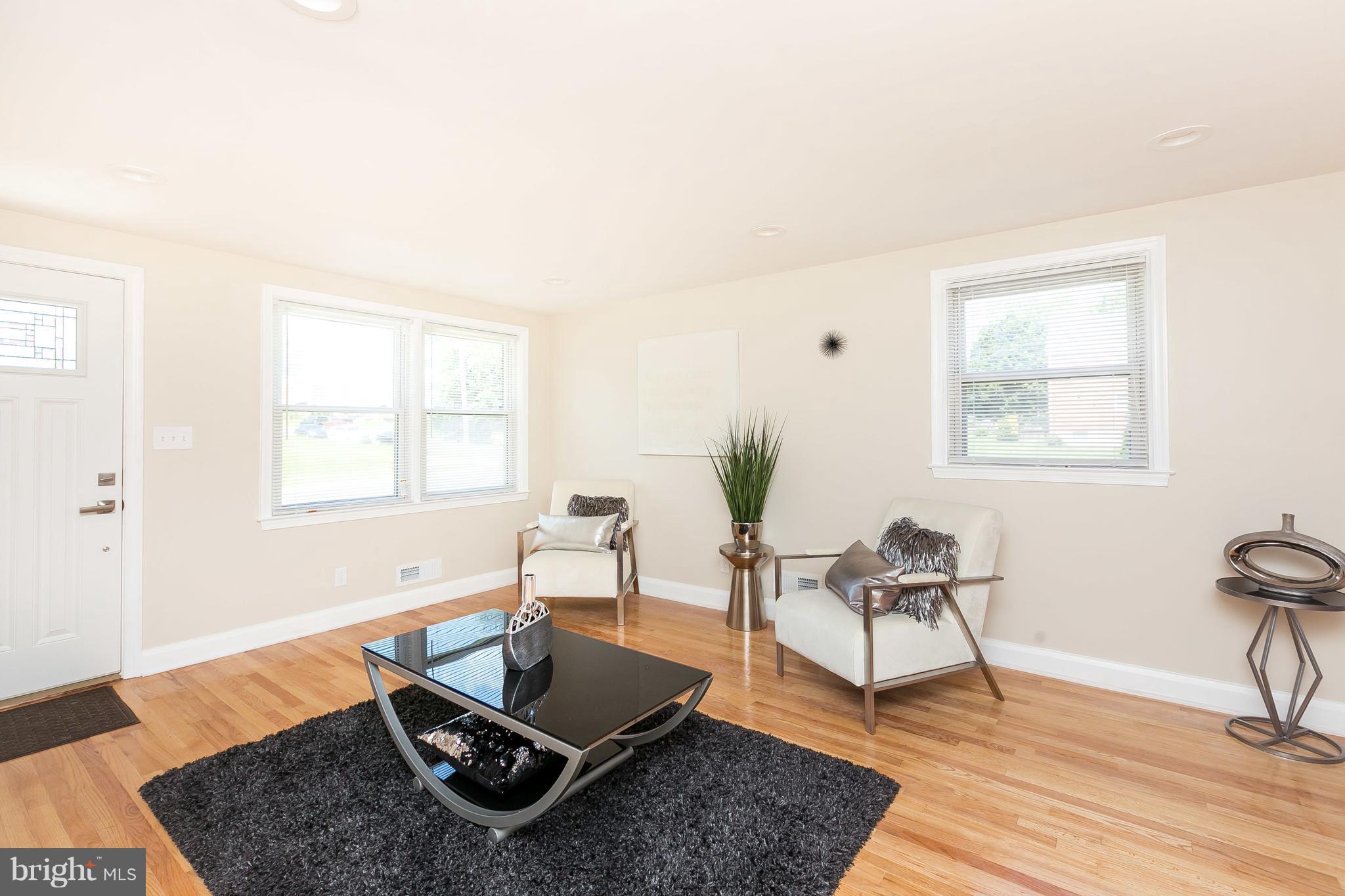 1227 Harwall Road Baltimore, MD 21207 - Photo 3 of 27 Living Room