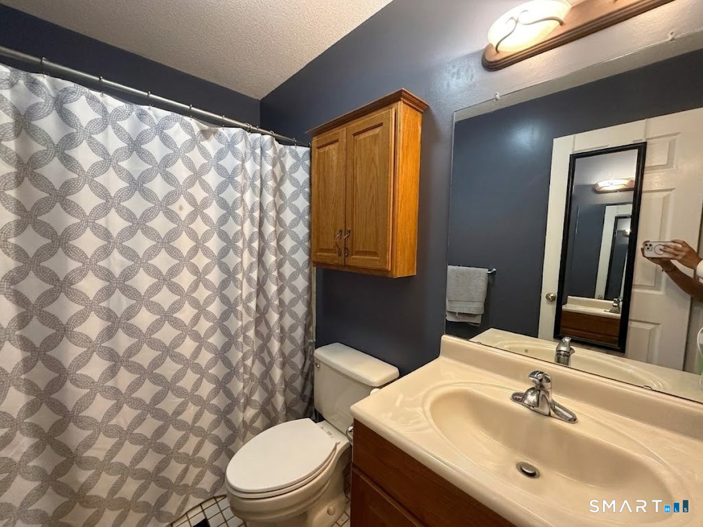 6 Concorde Way, Unit B4 Windsor Locks, CT 06096 - Photo 12 of 16 PRIMIARY BATHROOM