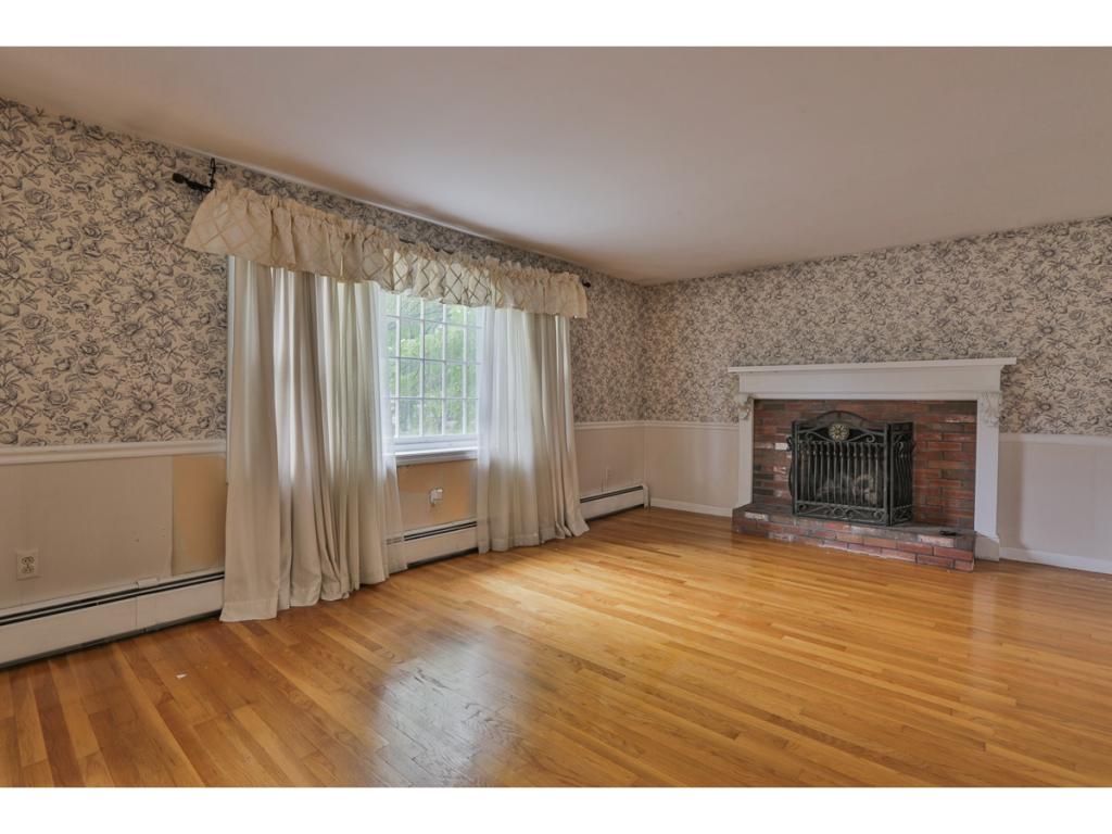 7 Century Road Nashua, NH 03064 - Photo 3 of 15