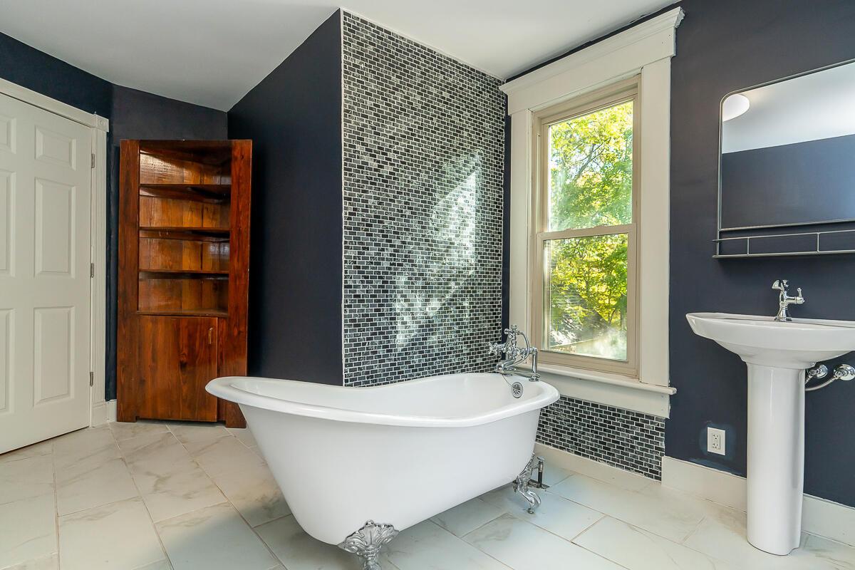 107 Price Road Columbus, OH 43230 - Photo 21 of 36 Claw foot tub/shower