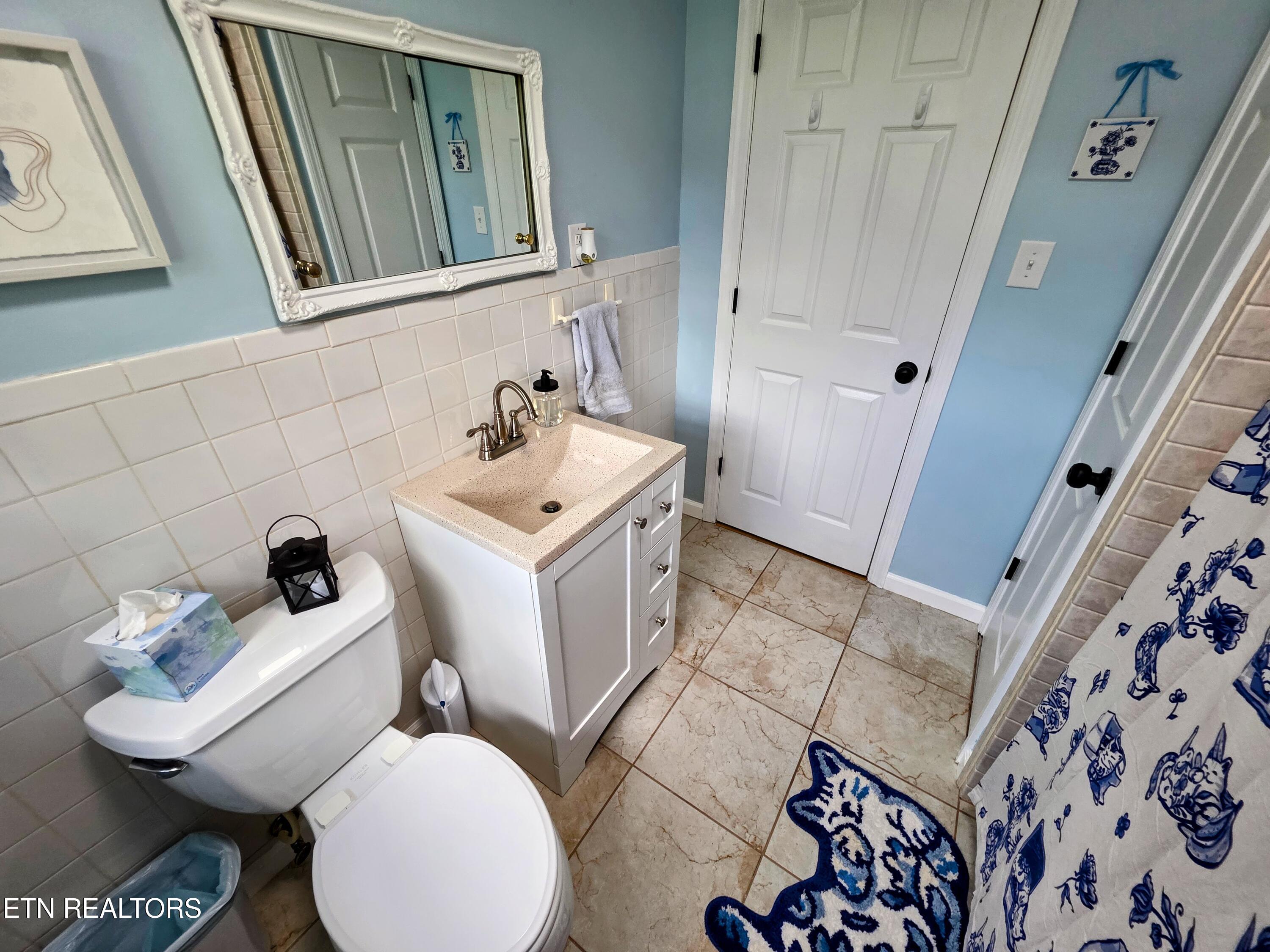 3625 Cunningham Road Knoxville, TN 37918 - Photo 18 of 35 GUEST BATH