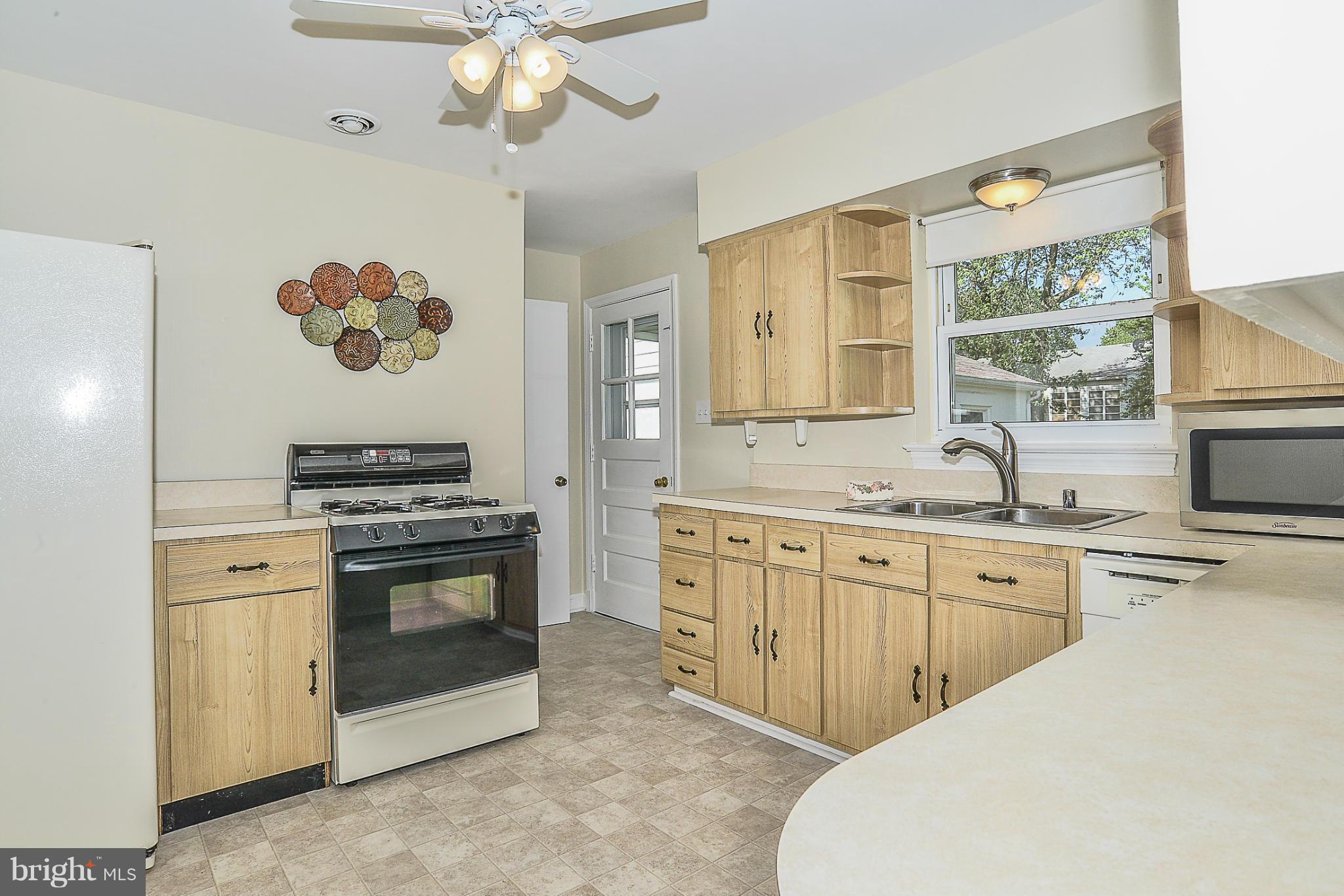 6006 Amherst Avenue Springfield, VA 22150 - Photo 11 of 30 Kitchen