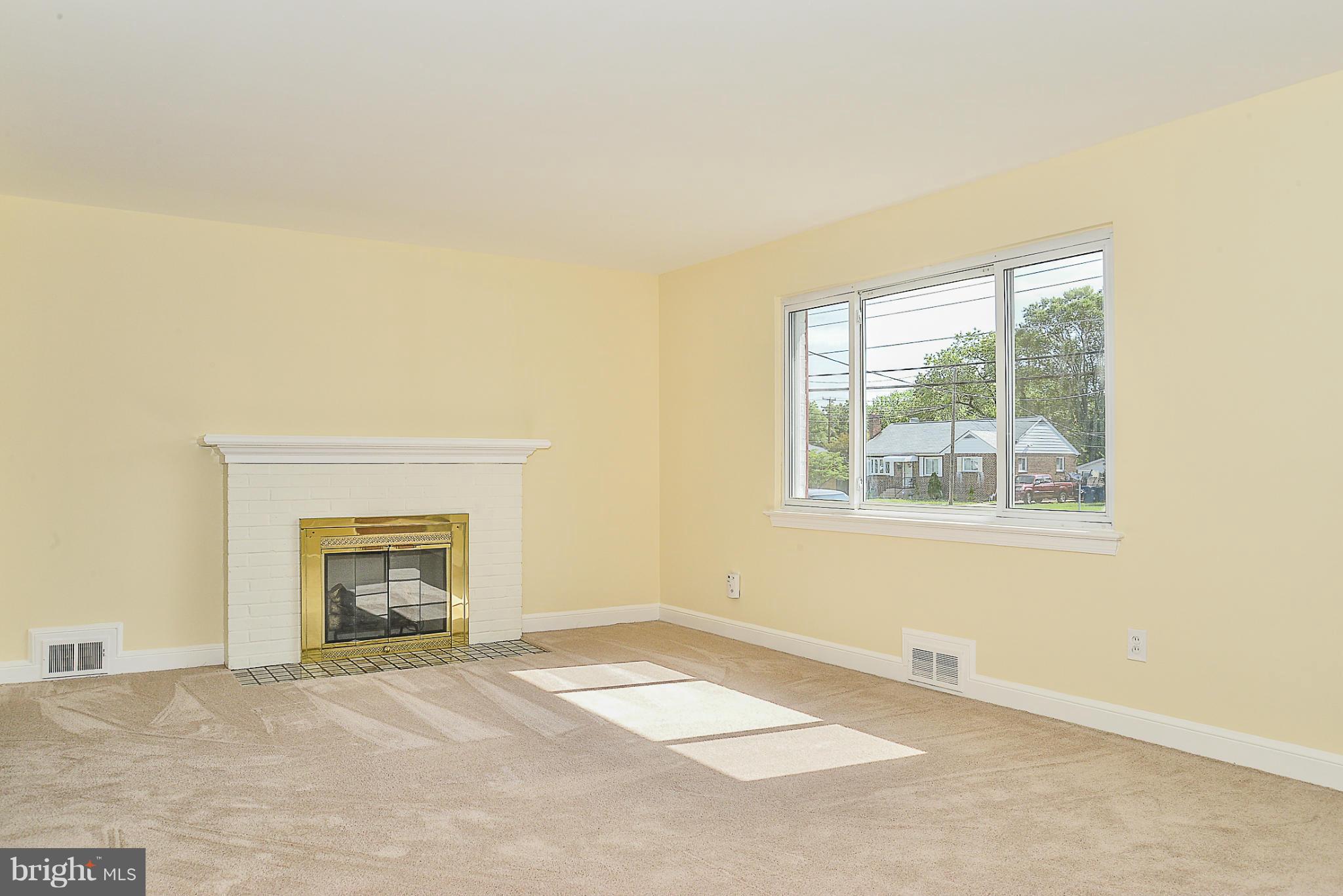 6006 Amherst Avenue Springfield, VA 22150 - Photo 7 of 30 Living Room