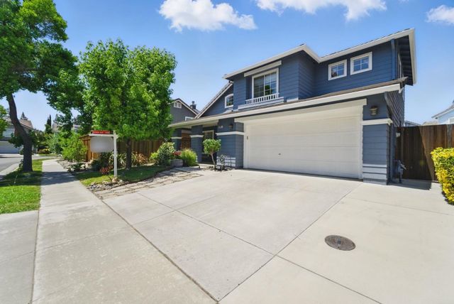 a view of a livingroom with furniture and window