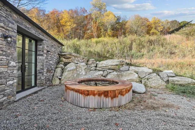 a view of a fountain in the backyard of a house