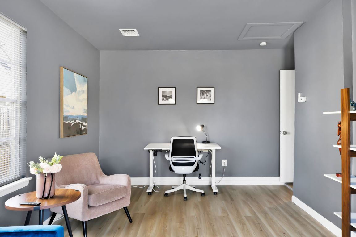 1205 Arthur Stiles Road Austin, TX 78721 - Photo 11 of 20 a workspace with furniture and window