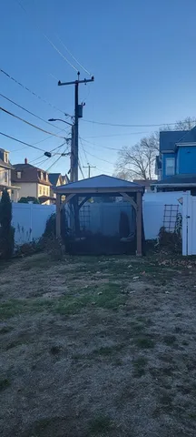 a view of a backyard