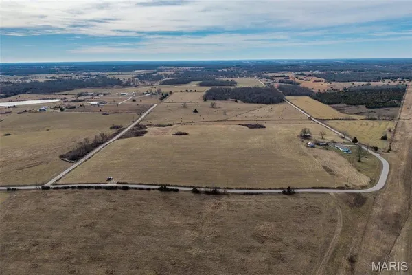 $254,900 | 19600 Oasis Drive, Phillipsburg, MO 65722