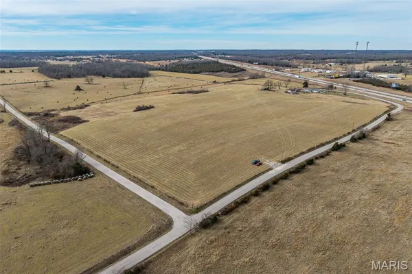 $254,900 | 19600 Oasis Drive, Phillipsburg, MO 65722