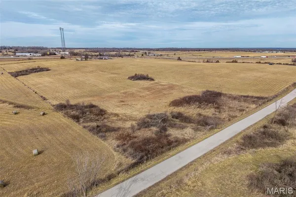 $254,900 | 19600 Oasis Drive, Phillipsburg, MO 65722