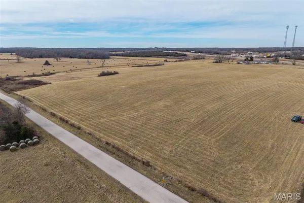 $254,900 | 19600 Oasis Drive, Phillipsburg, MO 65722