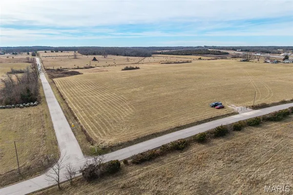 $254,900 | 19600 Oasis Drive, Phillipsburg, MO 65722