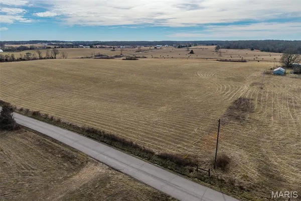 $254,900 | 19600 Oasis Drive, Phillipsburg, MO 65722