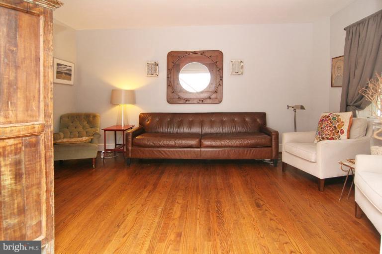 205 Hopkins Road Baltimore, MD 21212 - Photo 5 of 18 Living Room