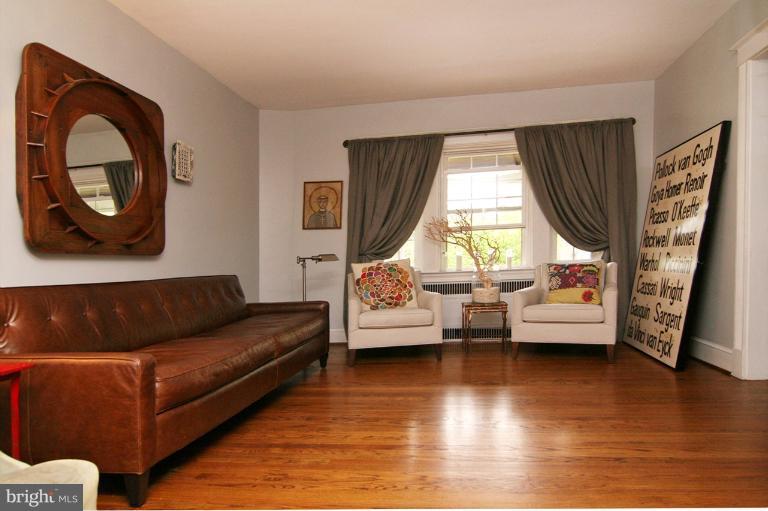 205 Hopkins Road Baltimore, MD 21212 - Photo 9 of 18 Living Room