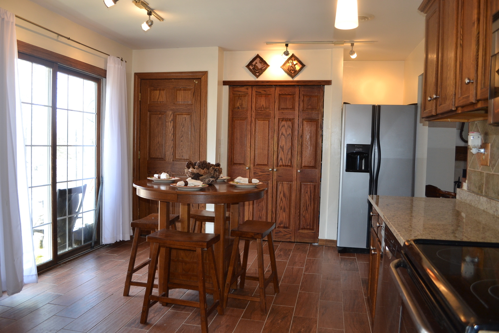 31446 South Kavanaugh Road Wilmington, IL 60481 - Photo 5 of 19 a kitchen with a table and chairs in it