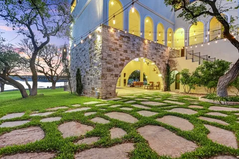 a view of yard with green space