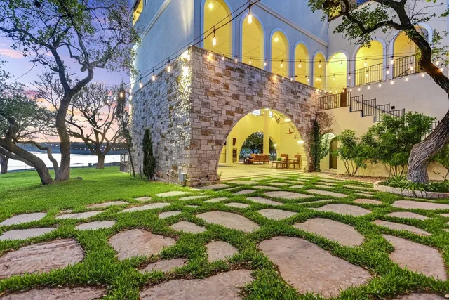 a view of yard with green space