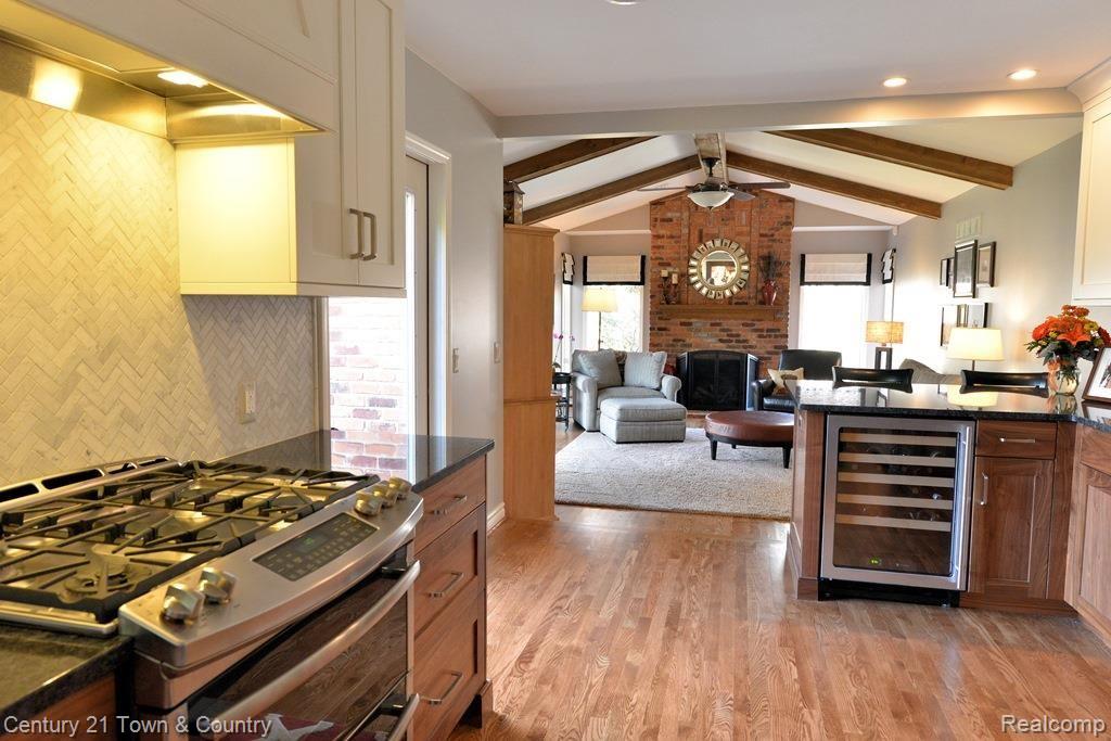 2643 Munster Road Rochester, MI 48309 - Photo 37 of 70 Kitchen to Family Room 53.jpg