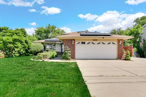 $2,900 | 3252 87th Street, Darien, IL 60561