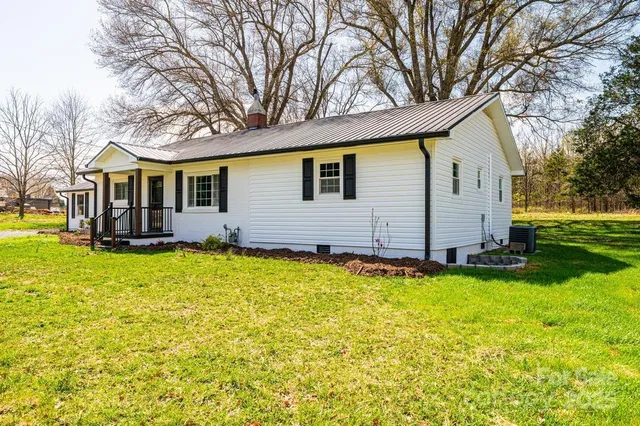 a view of a house with a backyard