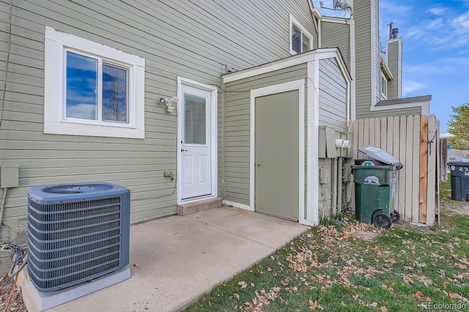 2204 South Jasper Way, Unit B Aurora, CO 80013 - Photo 15 of 19 a front view of a house