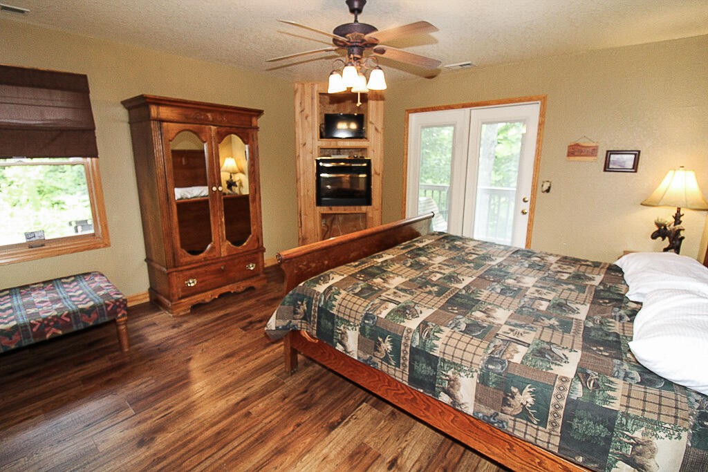 443 Loop Road Gatlinburg, TN 37738 - Photo 31 of 40 a bedroom with a bed and wooden floor