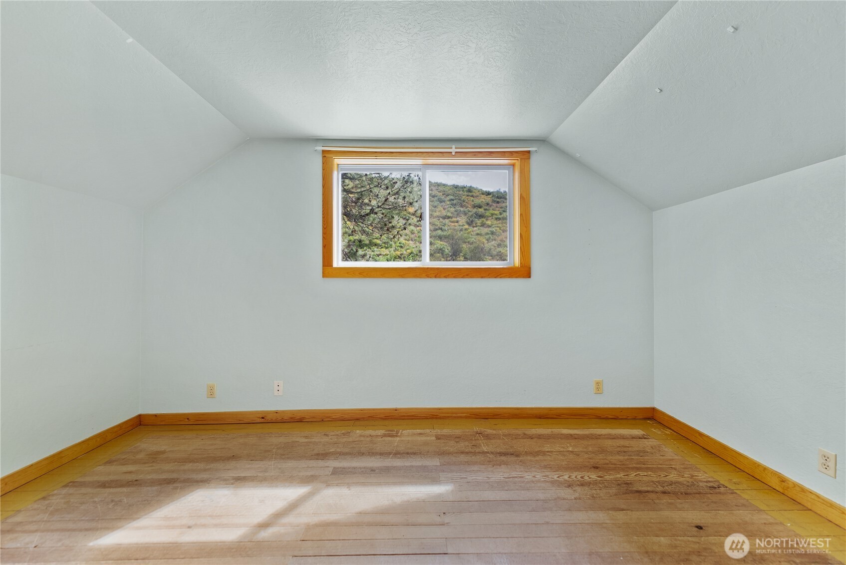 511 Bluff Street Winthrop, WA 98862 - Photo 29 of 38 a view of empty room with window
