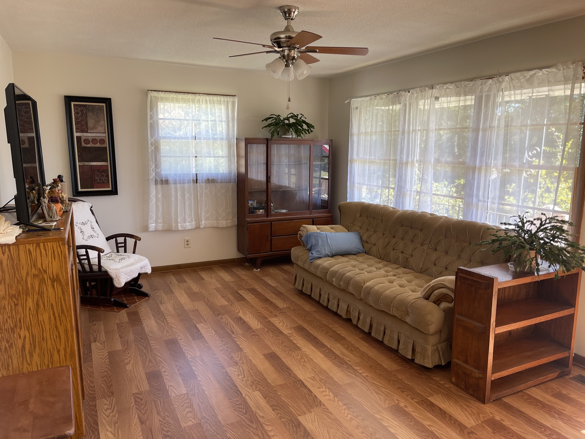 21 Cedar Lane Mulberry, TN 37359 - Photo 5 of 22 a living room with furniture and a flat screen tv