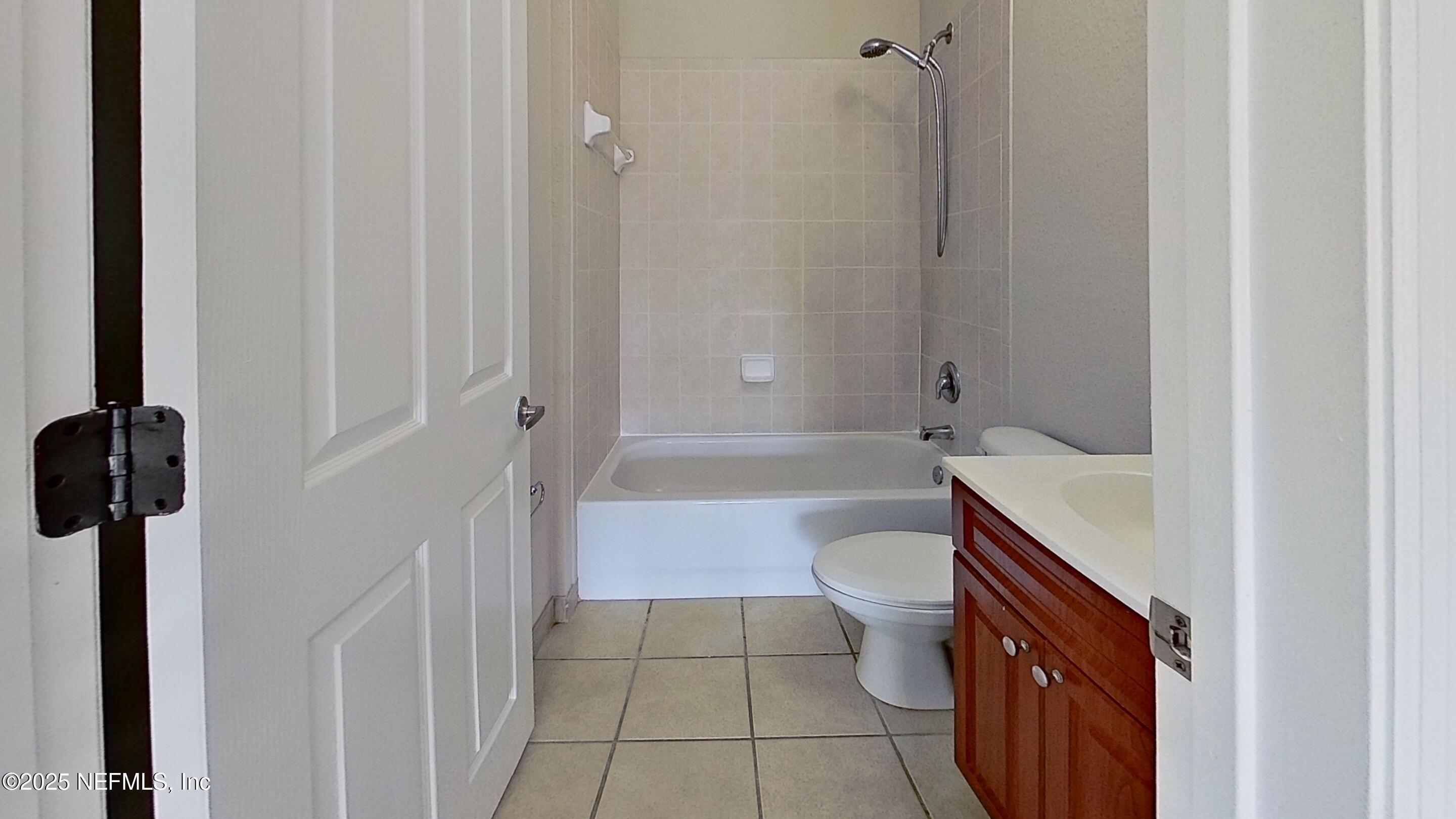 9745 Touchton Road, Unit 1421 Jacksonville, FL 32246 - Photo 17 of 22 a bathroom with a toilet a sink and bathtub