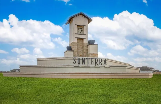 a view of statue in front of house