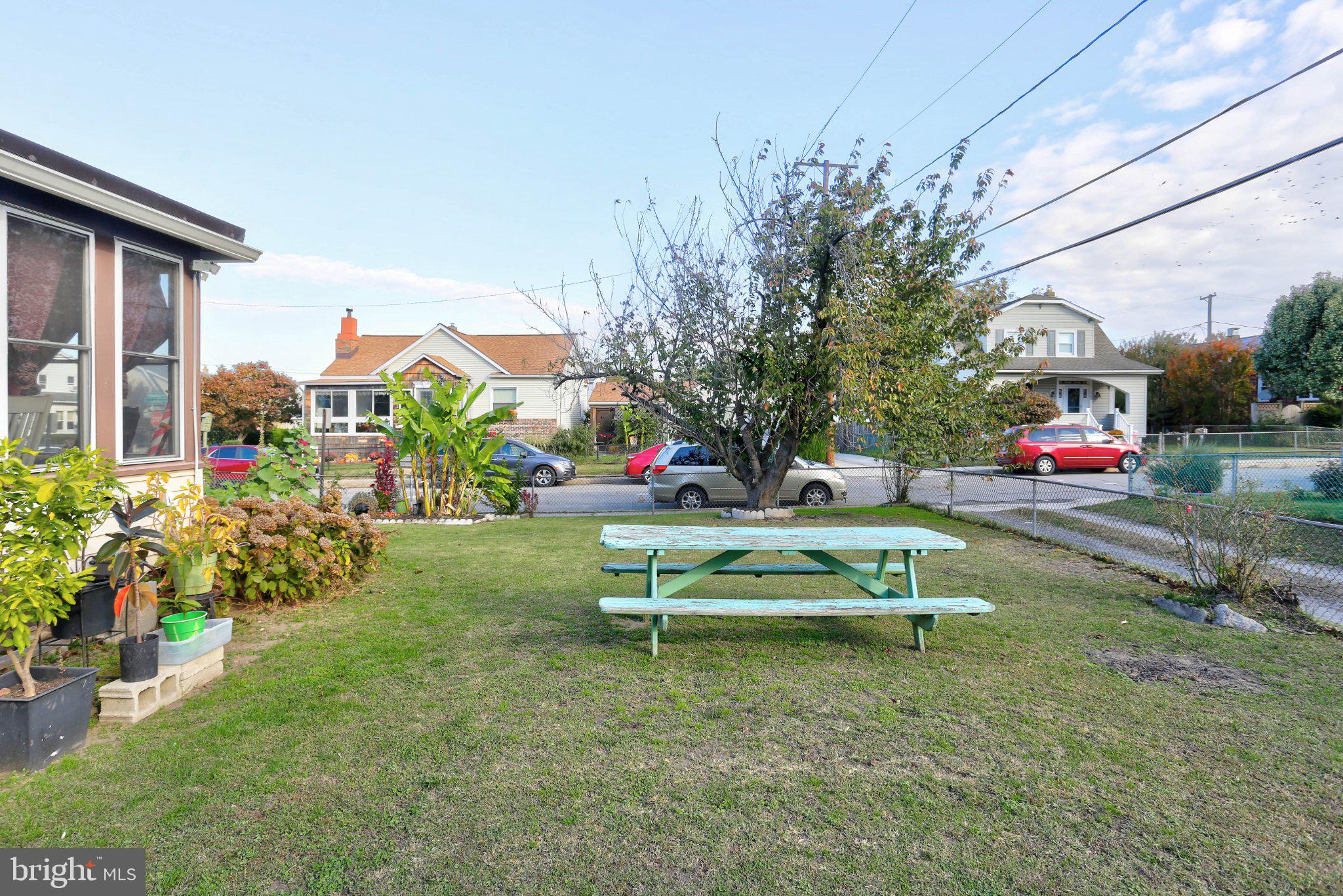 6901 Ridgeway Road Baltimore, MD 21222 - Photo 3 of 26 Charming yard with picnic table oasis.